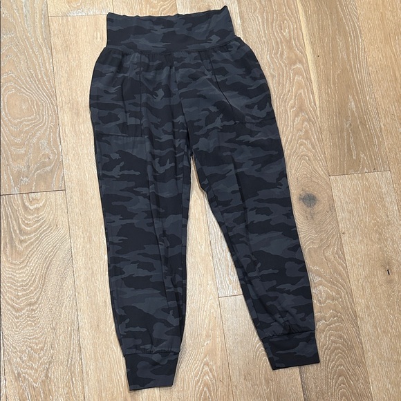 Athleta Salutation Camo Jogger - Picture 2 of 8